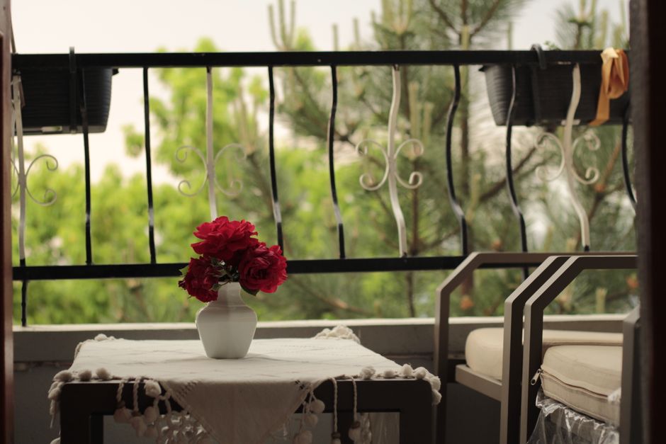 A serene balcony scene with red roses in Ankara, Türkiye, perfect for relaxation.
